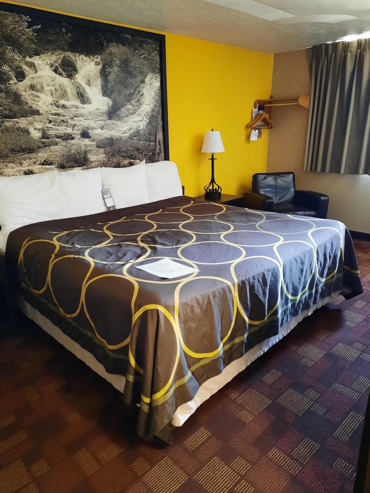 Super 8 By Wyndham Watertown